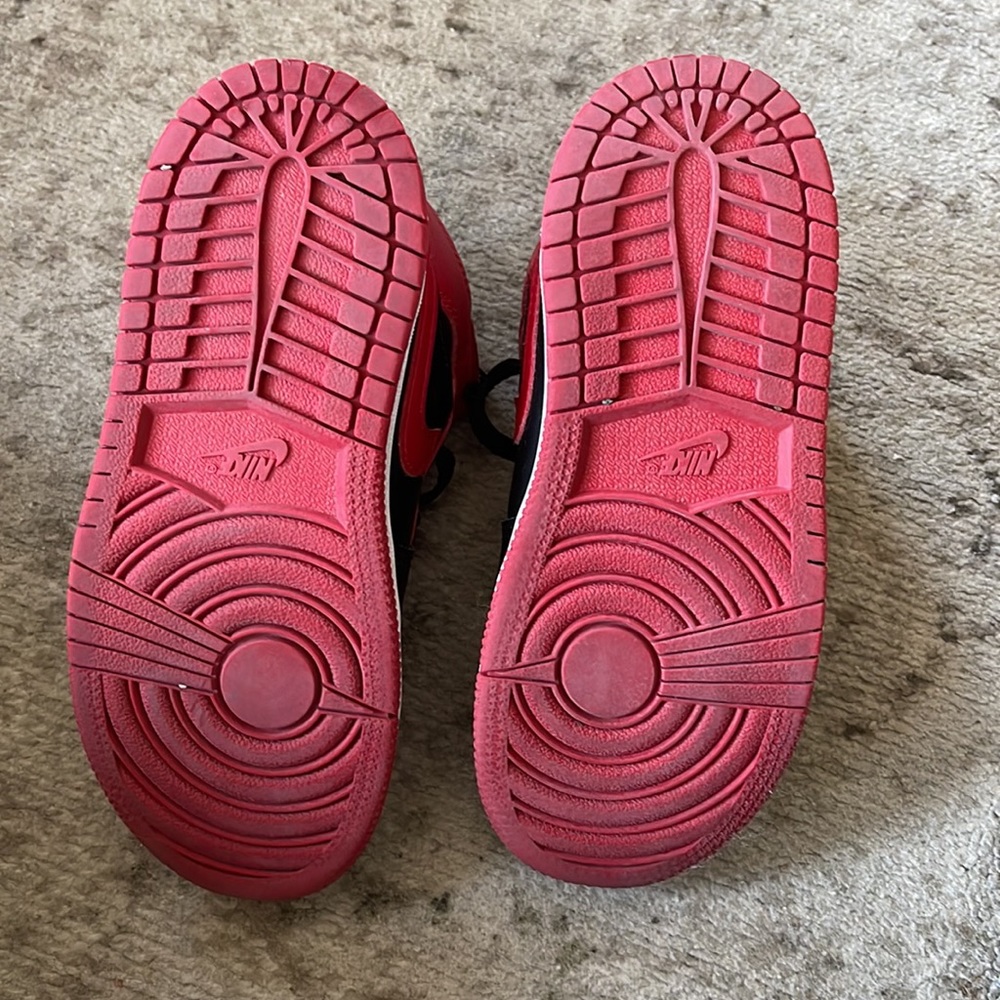 Toddler little kids red and black Jordan 1 mid sneakers size 10C. With box. - Picture 6 of 7